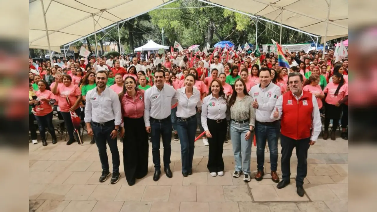 Arturo Yáñez Cuellar, Daniela Soto, Ricardo López Pescador, Rocío Rebollo Acosta junto a destacados cenopistas. Foto: Cortesía CNOP