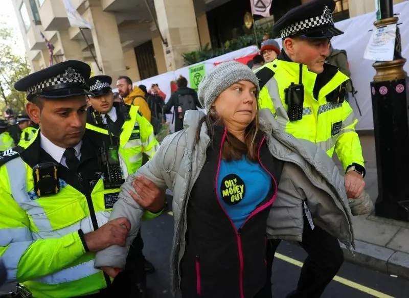 Greta fue detenida por dos agentes e introducida en una furgoneta, la policía ya había anunciado en la red social X (antes Twitter). Foto: Especial.