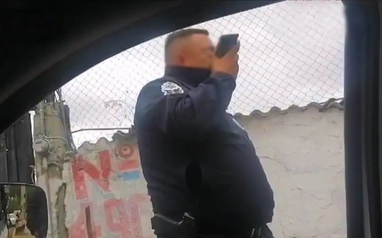 Jonathan Melchor acuso a policías de Tlalnepantla de intentar extorsionarlo, a lo que no cedió y al estar grabando con su celular, habría sido agredido. Foto: Captura de pantalla