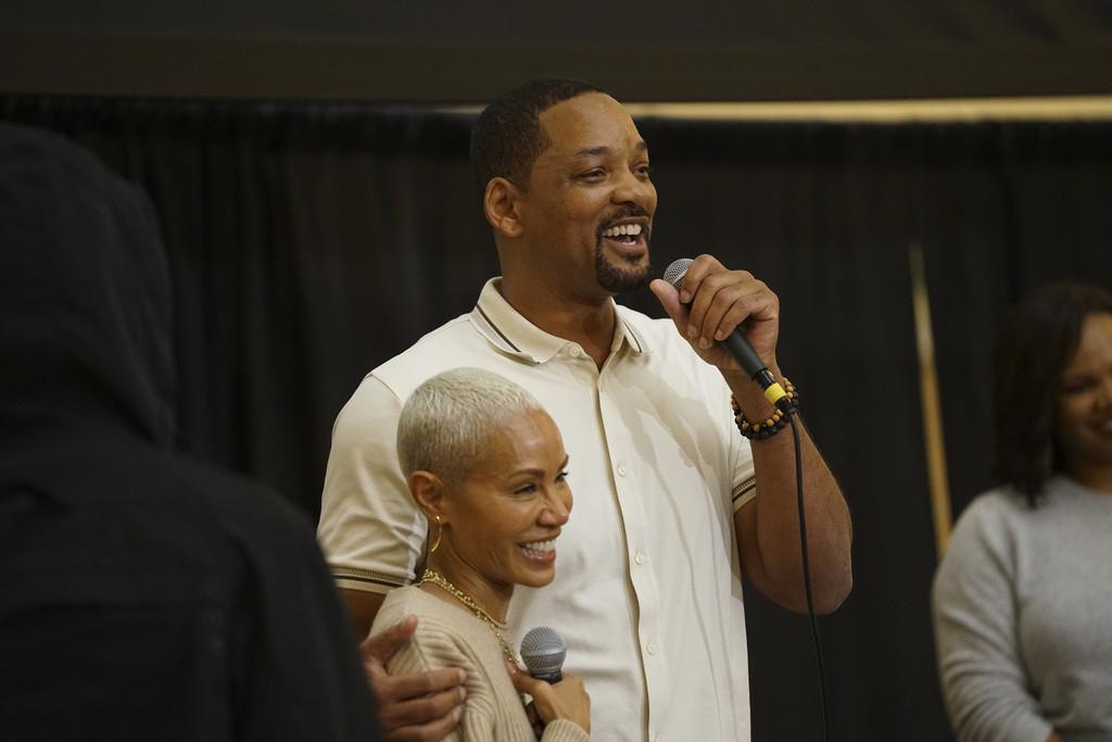 En esta fotografía proporcionada por la biblioteca pública Enoch Pratt, Jada Pinkett Smith y Will Smith en la biblioteca en Baltimore.  (John Cassini /Enoch Pratt Free Library vía AP)