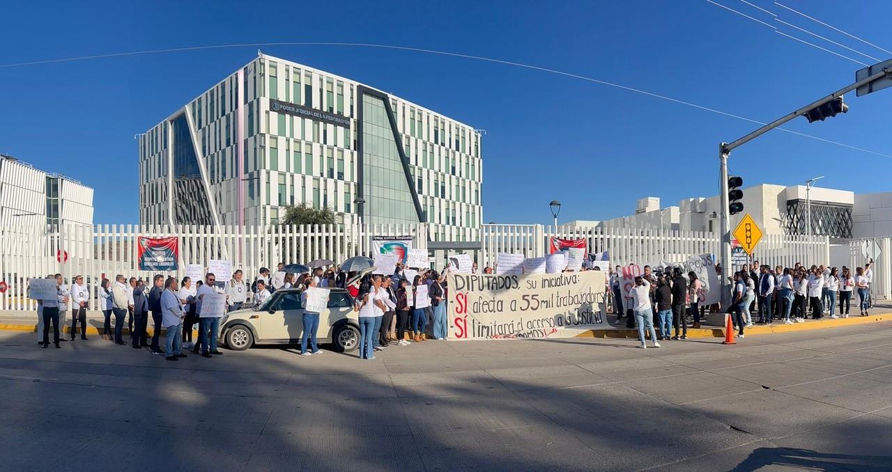 Trabajadores del Poder Judicial en Durango se manifestaron en contra de la eliminación de 13 de 14 fideicomisos, convocando a una marcha nacional el próximo domingo 22 de octubre de 2023. Foto: Jesús Carrillo.