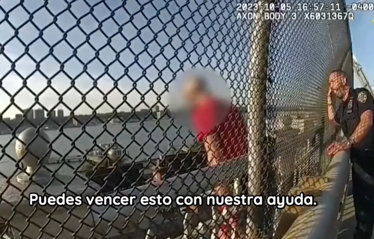 Se observa a un hombre vestido con playera roja en lo alto de un puente, mientras que el oficial le habla de manera amable hasta conseguir empatía con él. Foto: X @UHN_Plus.