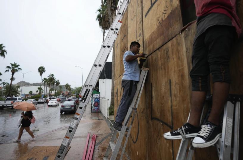 El huracán Norma se dirige a los centros turísticos de Los Cabos en el extremo sur de la Península de Baja California, en México, mientras Tammy se convertía en huracán en el Atlántico. (Foto AP/Fernando Llano)