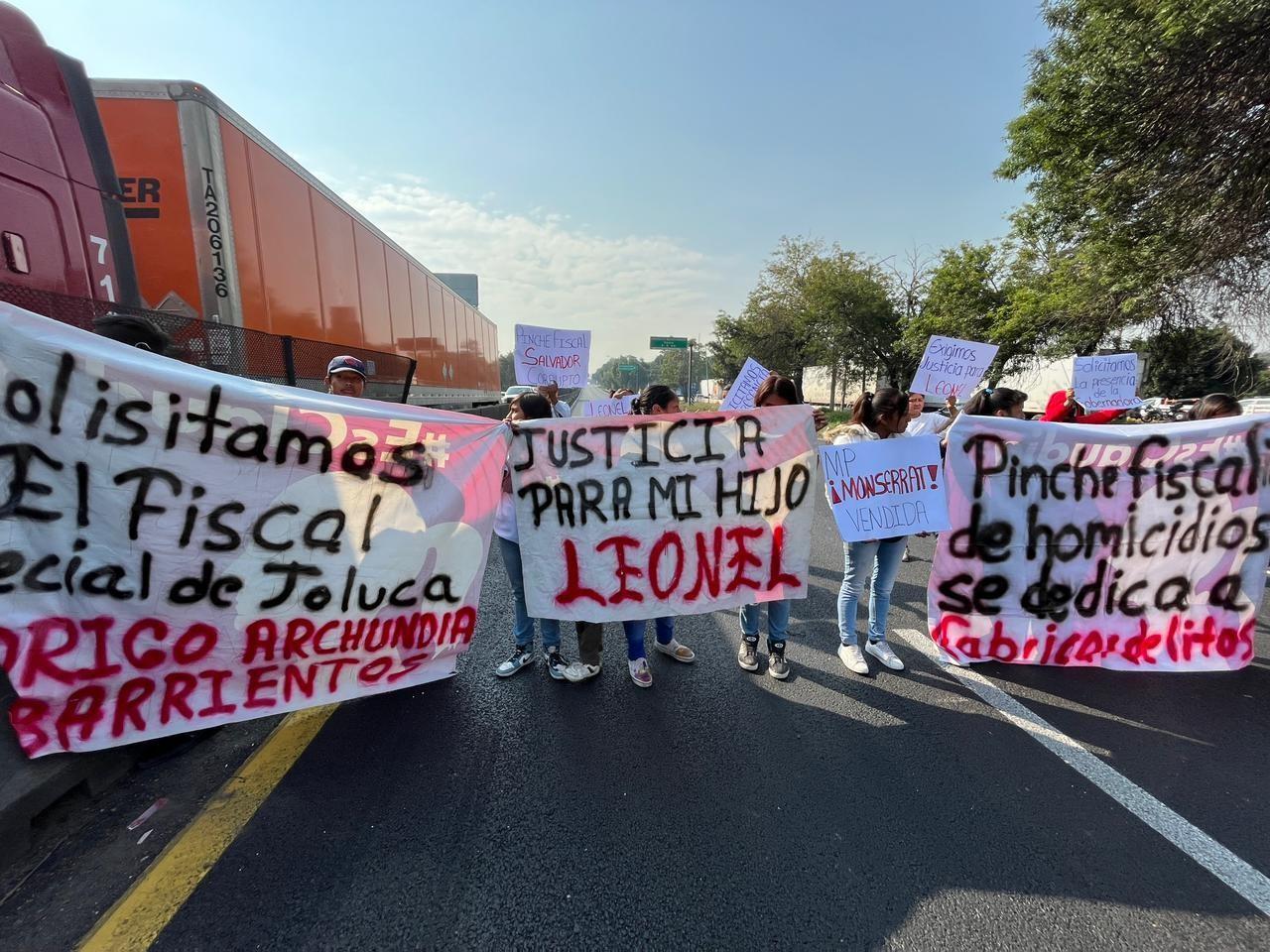 Bloquean carriles centrales de la autopista México-Querétaro. Imagen: POSTA.