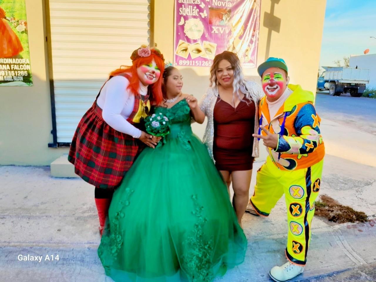 Los XV de Monse fue organizado por el “Hada Madrina Ari Falcón”, una mujer que se ha encargado de ayudar a jóvenes de pocos recursos. Foto: Facebook sembrando alegria cosechando sonrisas.