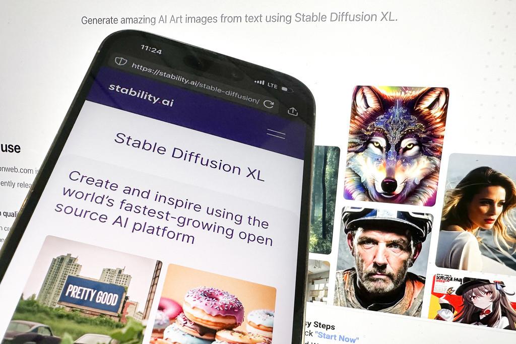 Foto de los websites de Stable Diffusion, una herramienta de inteligencia artificial, en una computadora y un dispositivo móvil, en Nueva York, el 24 de octubre de 2023. (Foto AP/John Minchillo)