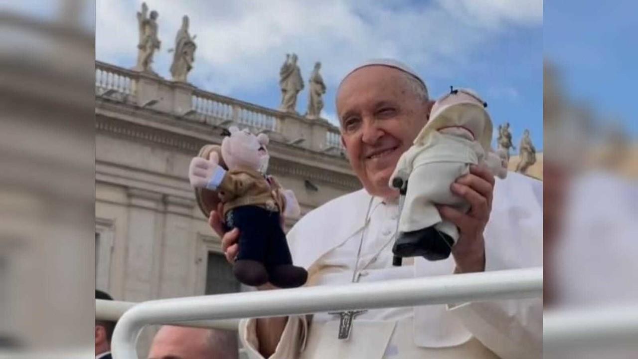 Las fotografías de este emotivo momento fueron publicadas en la cuenta de Instagram del Doctor Simi, donde se puede apreciar al Papa Francisco sosteniendo dos peluches. Foto: Instagram/ drsimi_oficial