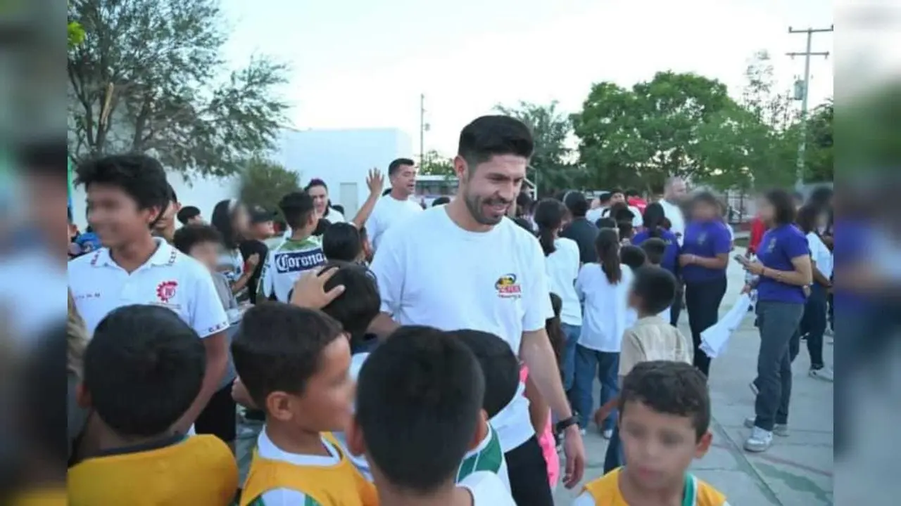 Oribe Peralta durante la convivencia con niños del DIF Gómez Palacio. Foto: Facebook Ayuntamiento de Gómez Palacio.