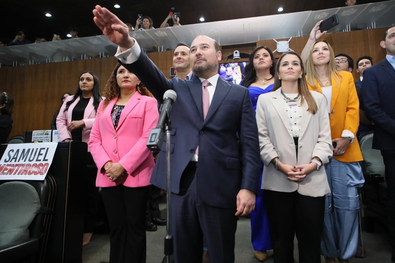 Tras la aprobación de licencia a Samuel García, el Congreso del Estado le tomó protesta a Arturo Salinas, presidente del Tribunal Superior Judicial de Nuevo León, con licencia como gobernador interino. Fotos: Armando Galicia