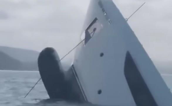 Tras el golpe del catamarán y las olas, el yate acabó hundiéndose casi por completo, pues sólo quedó la punta fuera del agua. Foto: Metrópoli MX.