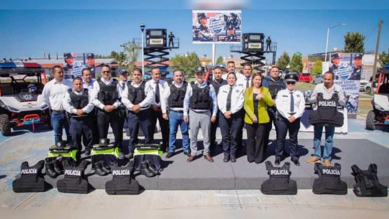 Se entregaron dos torres de videovigilancia, tres vehículos todoterreno y equipo táctico. Foto: Cortesía.