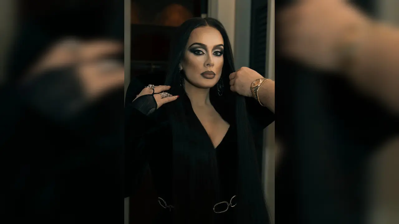 La cantante Adele se disfrazó de Morticia Addams en su residencia en el Caesars Palace de Las Vegas. Foto: Facebook Adele