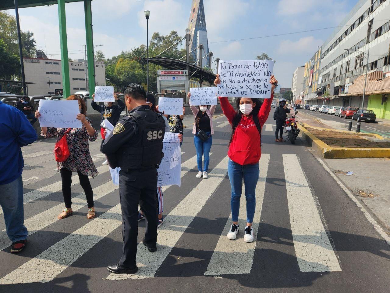 Se manifiestan en Insurgentes por riesgo de colapso en kinder de Tlatelolco. FOTO: Ramón Ramírez