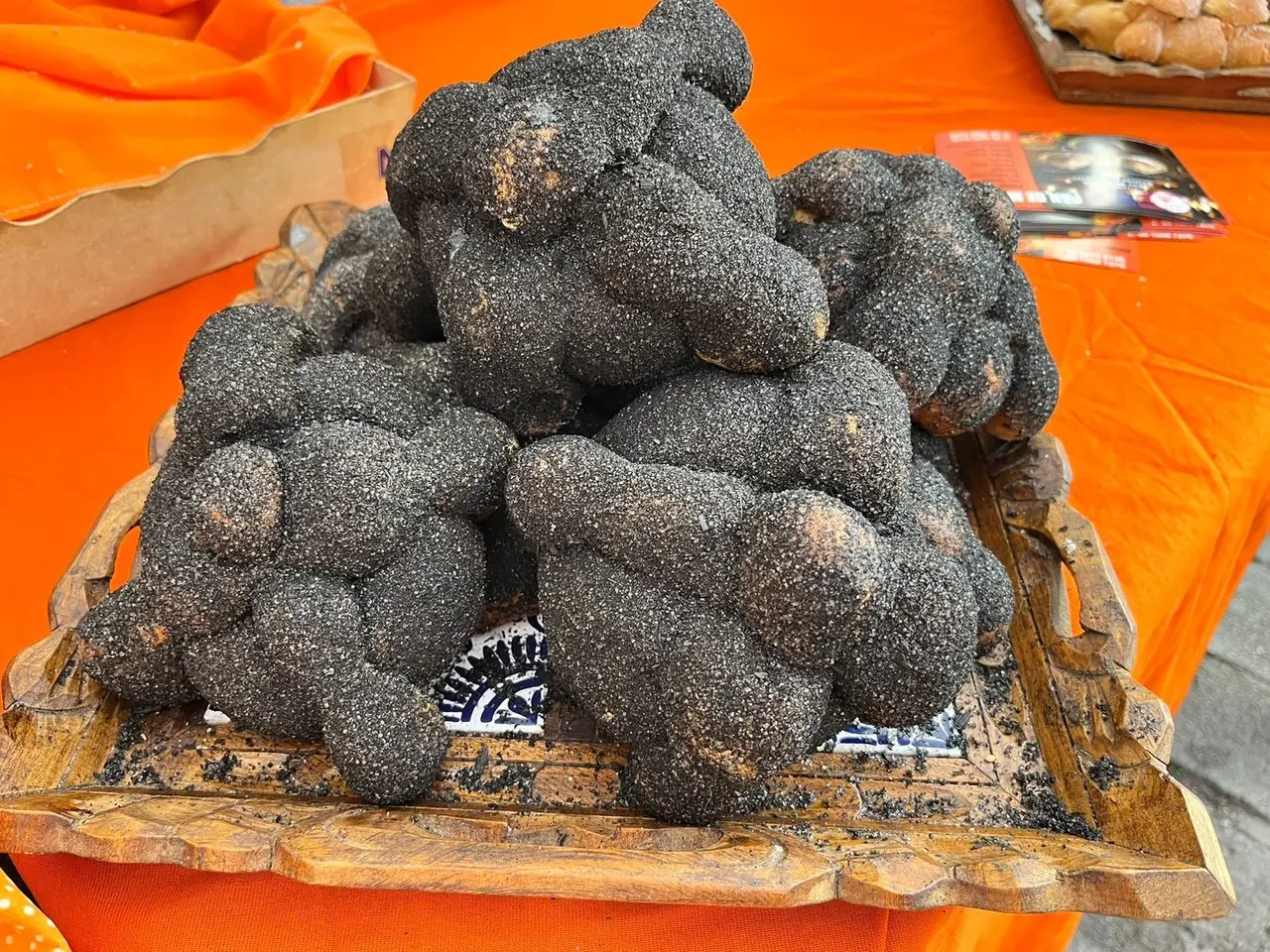 El pan de muerto de ceniza de totomoxtle es una de la especialidades que se encuentra en la Feria del pan de Muerto en Neza. Foto: Itzel Negrete