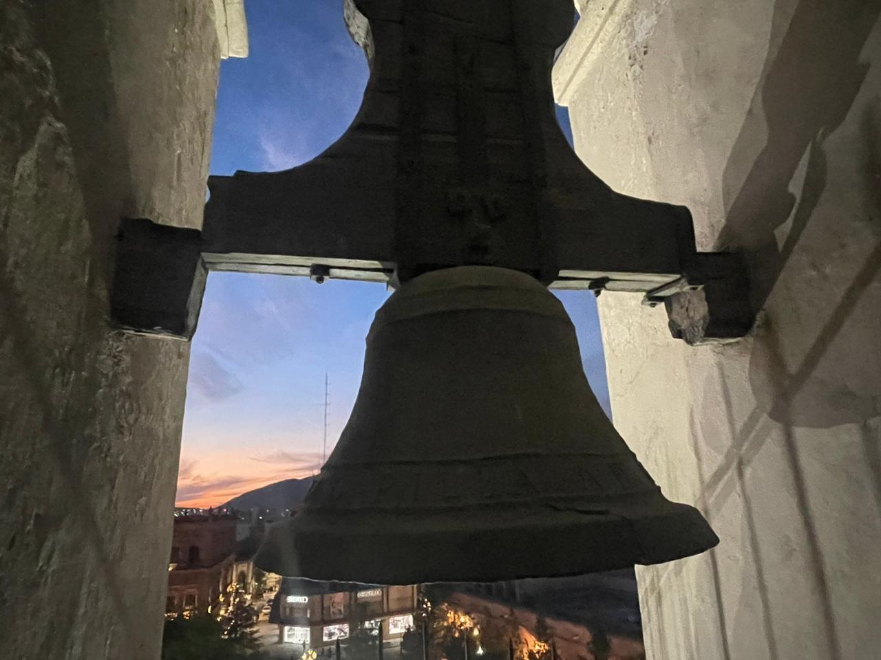 Con el paso del tiempo, la campana que privó de la vida al infante permanece inmutada y expectante a lo alto de la torre. (Fotografía: Lesli Delgado)