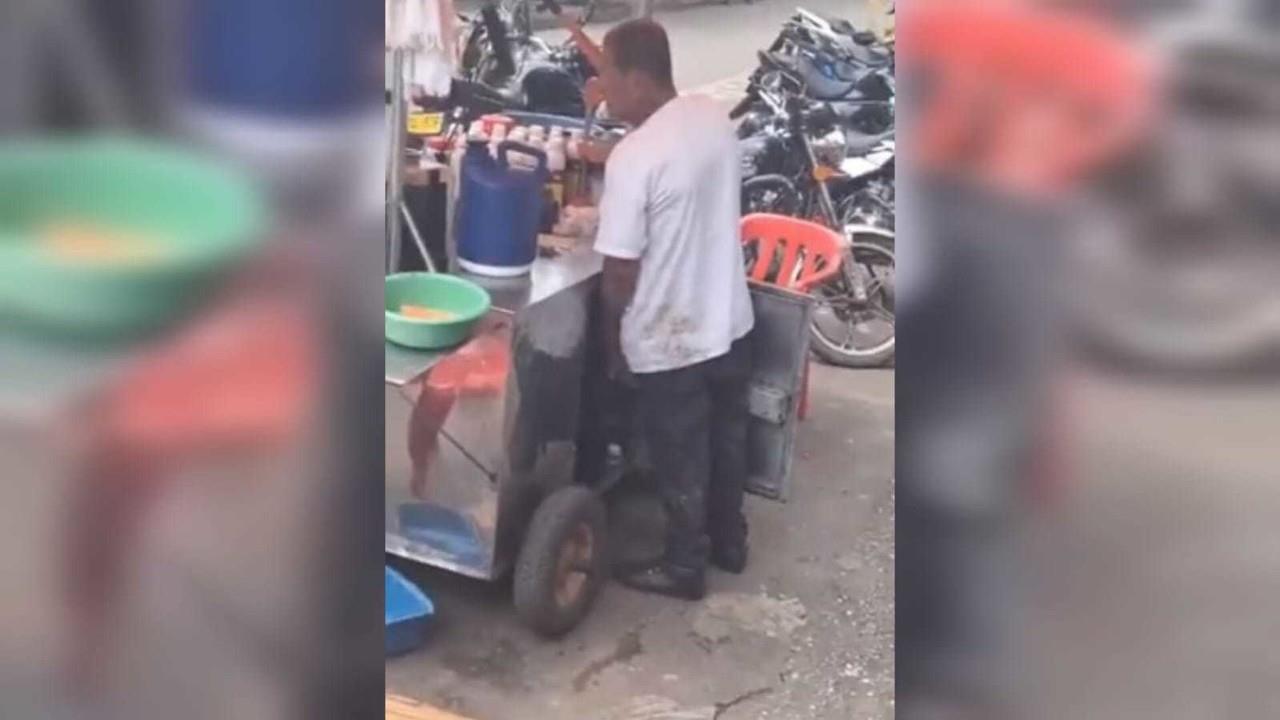 Un vendedor de comida callejera fue sorprendido orinando en su puesto ante los clientes. Foto: Twitter @JoseWilmerPache