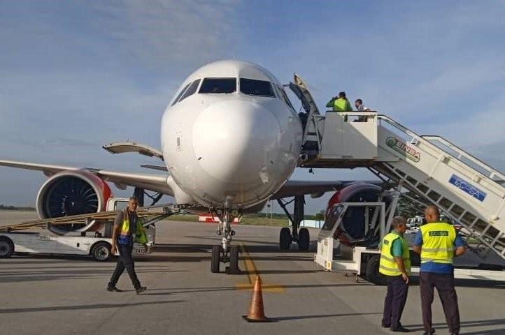 Un total de 105 ciudadanos cubanos (70 hombres y 35 mujeres) fueron retornados a Cuba  por las autoridades de México . Foto. Minint Cuba