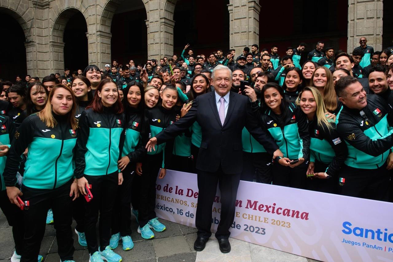 El presidente puntualizó que la felitación también es para los familiares de los atletas y para los entrenadores. Foto: @lopezobrador_