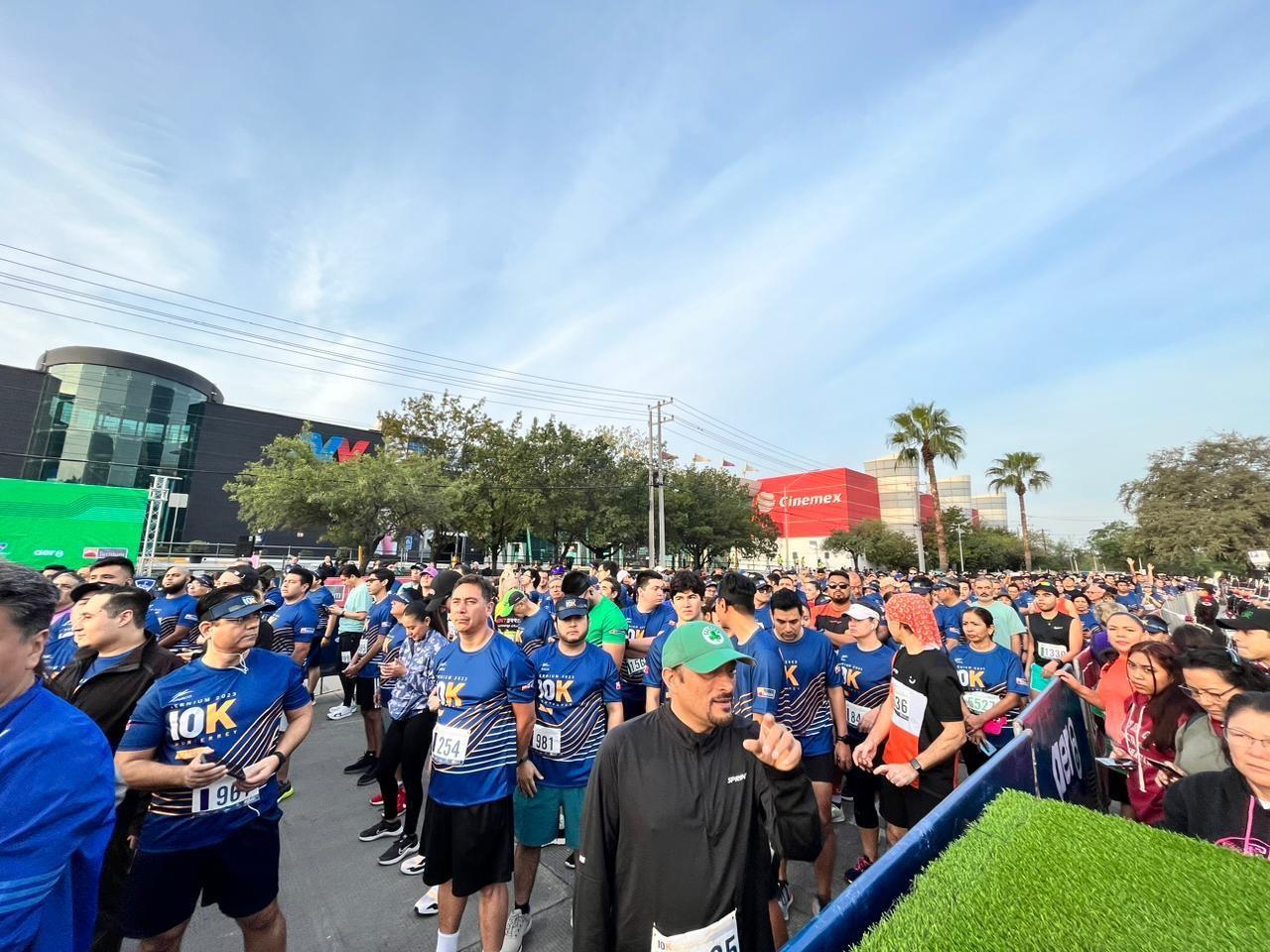 5 mil 500 corredores entre familias, parejas y amigos participaron en la carrera de Ternium 10k y 3k. Fotos. Karla Omosigho