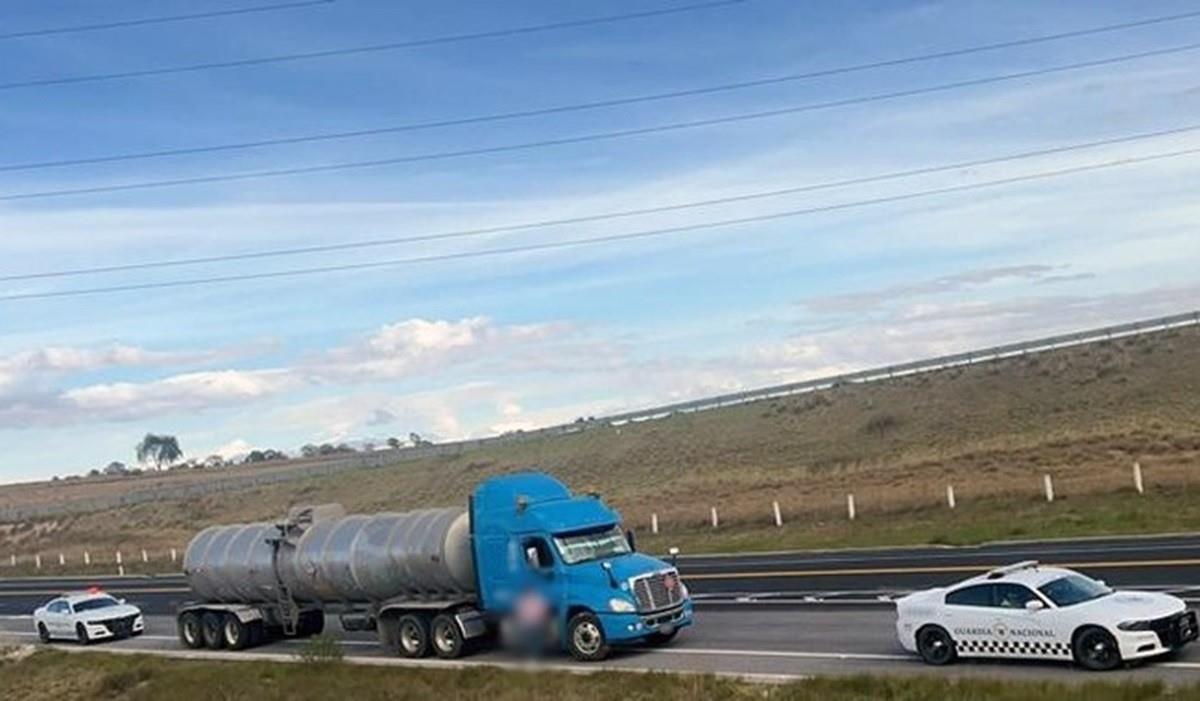 El automotor y el combustible fueron puestos a disposición de la Agencia del Ministerio Público de la Federación en Puebla. Foto: Guardia Nacional