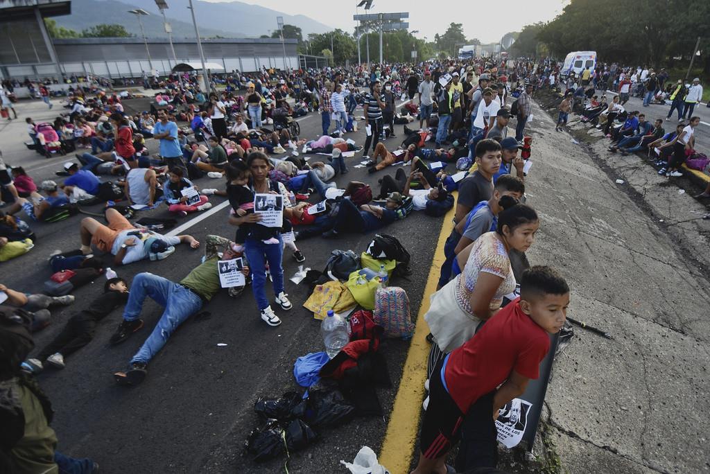 Migrantes bloquean la carretera durante su caravana a través de Huixtla, México, el miércoles 8 de noviembre de 2023. (AP Foto/Edgar Clemente)