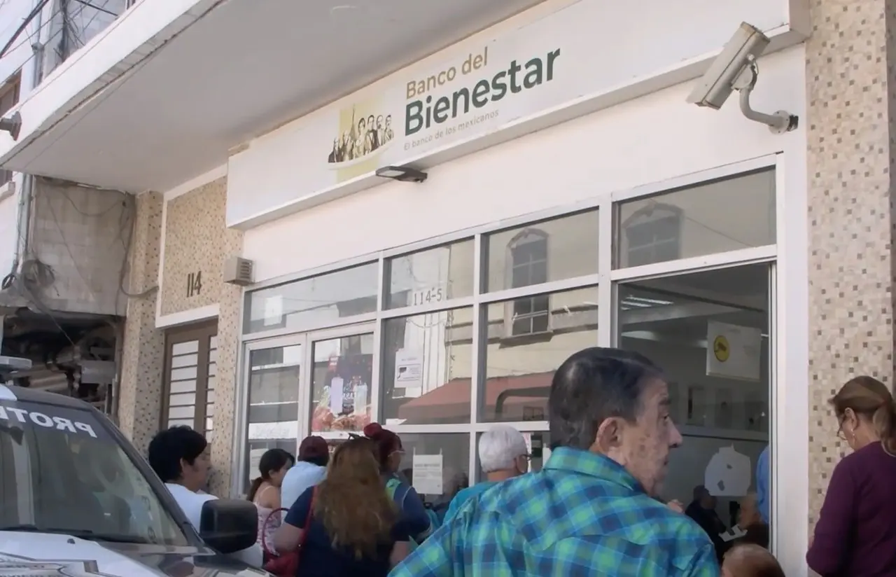 Fila en banco Bienestar de zona centro Saltillo. Foto. Cortesía