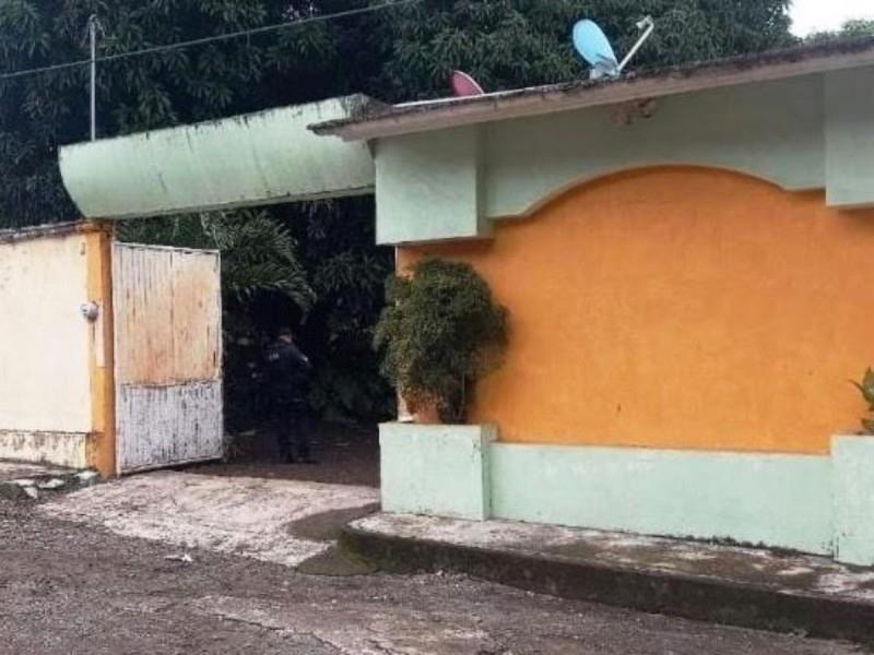 El comandante de la policía municipal ingresó al domicilio ya que supuestamente una llamada al número de emergencia habría alertado sobre lo ocurrido. Foto: Especial.