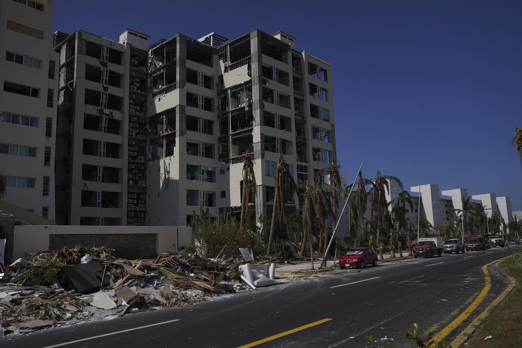 Cerca de tres semanas después del paso del huracán de categoría 5 destrozando ese puerto del Pacífico y dejando 48 personas muertas y la infraestructura de la ciudad en esqueleto, las tareas de reconstrucción continúan. (AP Foto/Marco Ugarte)