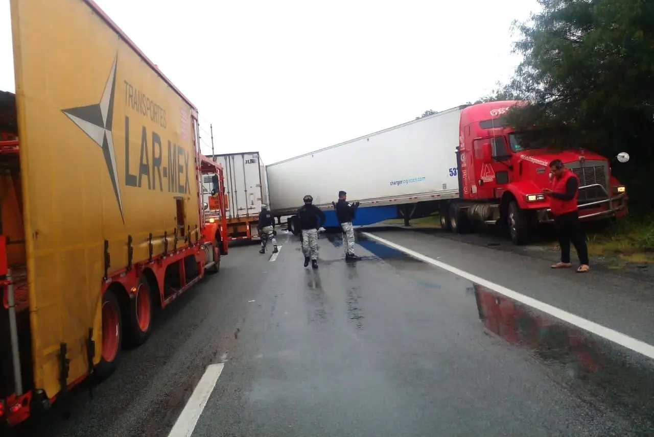 Un tracto camión se encuentra obstaculizando los carriles de circulación en dirección de Norte a Sur. Foto. PCNL