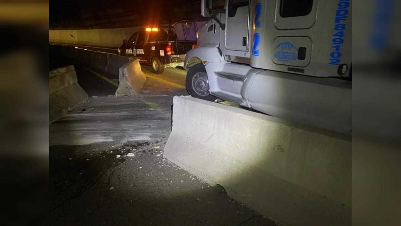 Un tráiler provocó el cierre parcial de circulación al impactarse contra un muro de contención en la Supercarretera. Foto: Facebook SSP Durango.