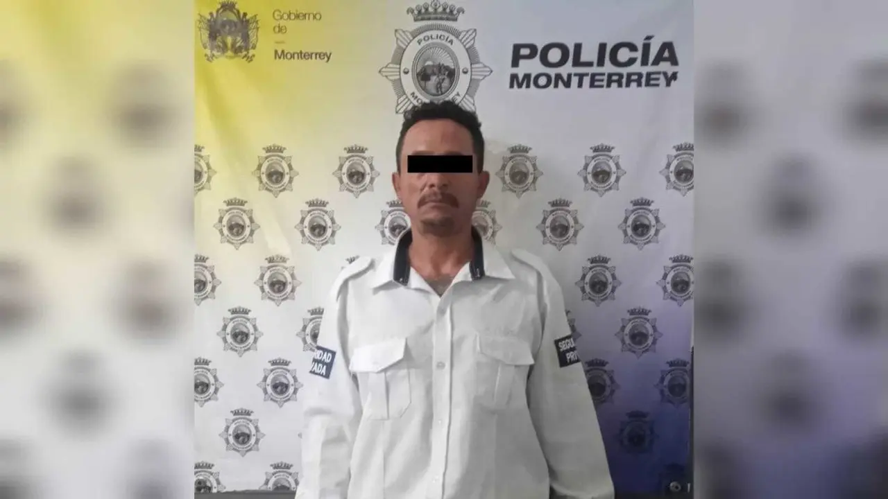 Un hombre originario de Honduras fue detenido, luego de que al ver una unidad de la Policía de Monterrey, intentó esconderse entre unos vehículos. Foto. Cortesía