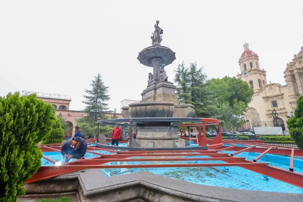 Ya se está trabajando en la instalación de los proyectos navideños. (Fotografía:  Manolo Jiménez)