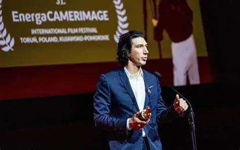 Adam Driver dijo jodete al reportero que criticó la película. Foto: Especial.