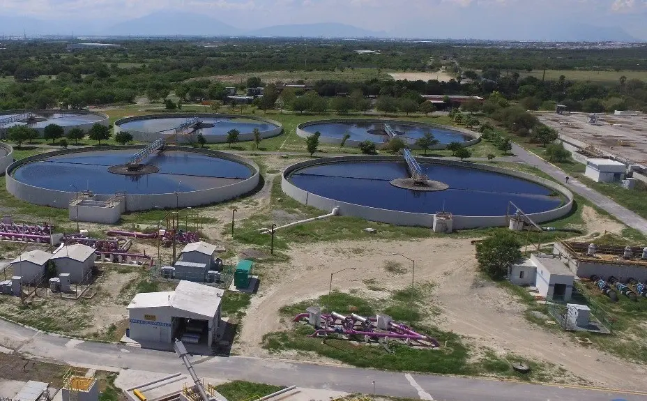 Para asegurar su limpieza y desinfección, se le aplica cloro diluido, obteniendo así el agua residual tratada. Foto: Brenda Reza.