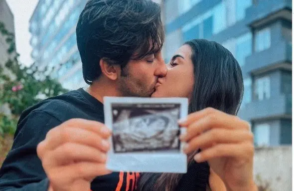 En la imagen, ambos sostienen con cariño una fotografía del primer ultrasonido de su futuro bebé, mientras comparten un tierno beso que refleja su felicidad por la llegada del nuevo integrante de la familia. Foto: Redes Sociales Instagram.