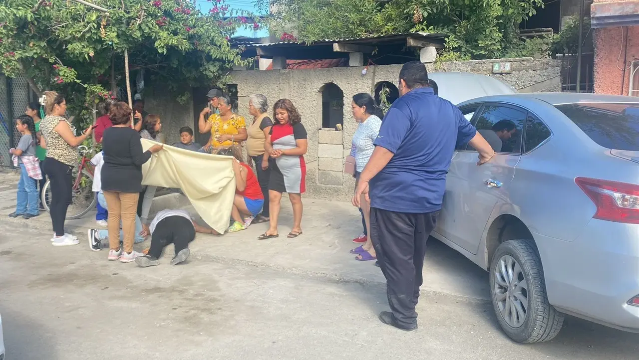 Sufre desmayo y choca de frente con una barda