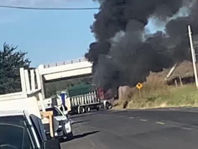 El grupo armado aprovechó los camiones para bloquear la carretera y evitar ser capturados por elementos de seguridad pública. Foto: Cortesía.