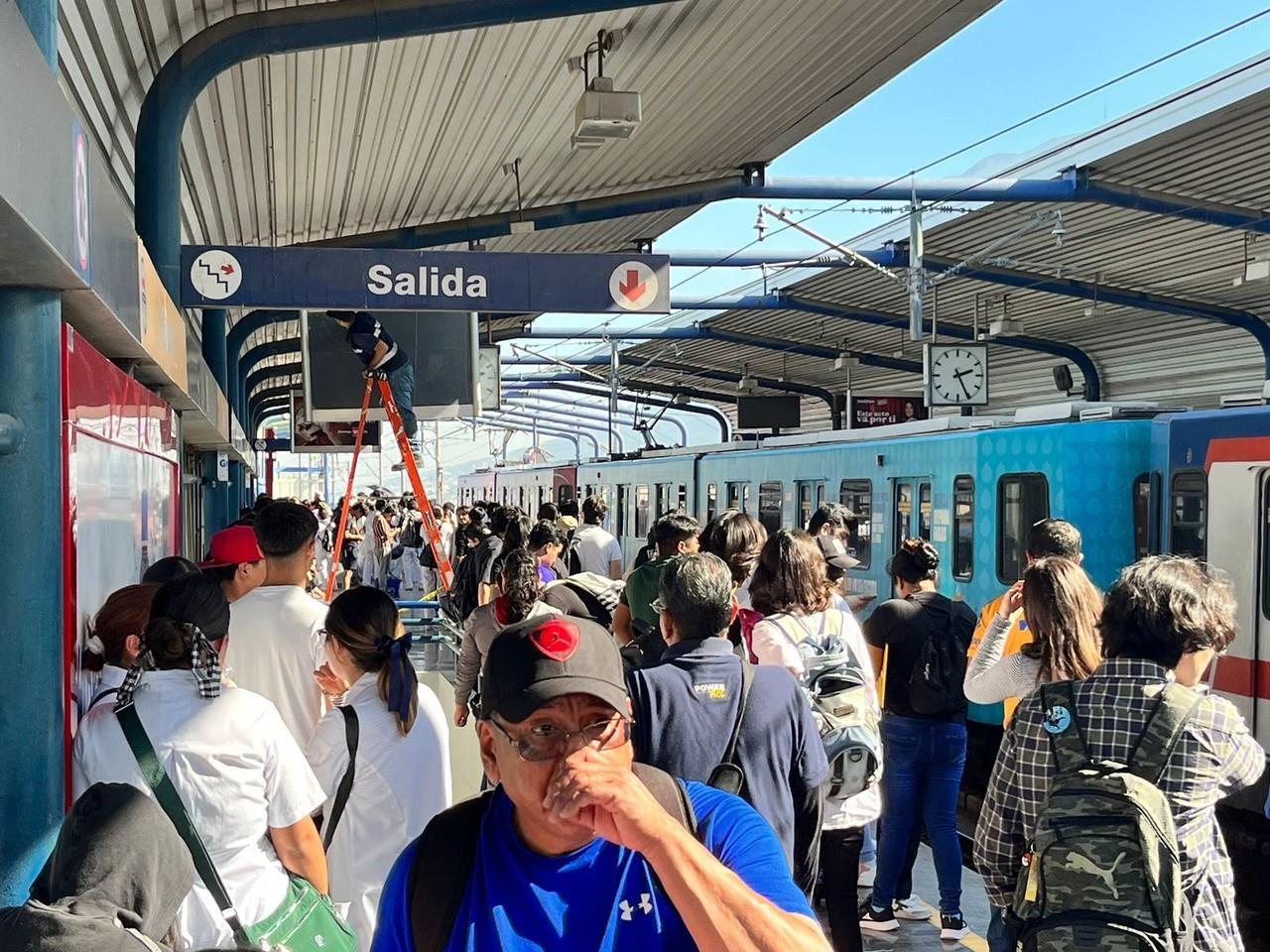 Los usuarios aseguraron que llevan más de 40 minutos esperando que se reactive el servicio de Metrorrey. Foto: Karla Omosigho