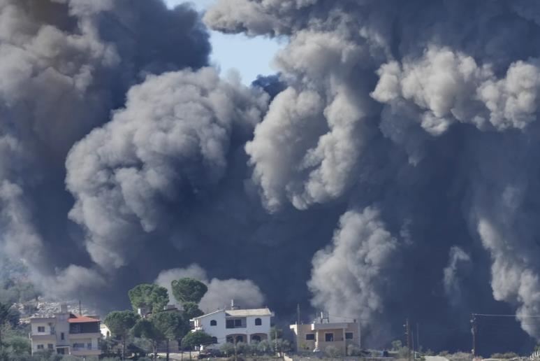 Los ataques aéreos israelíes contra bloques de viviendas en el sur de Gaza causaron el sábado la muerte de al menos 32 palestinos. Foto. AP