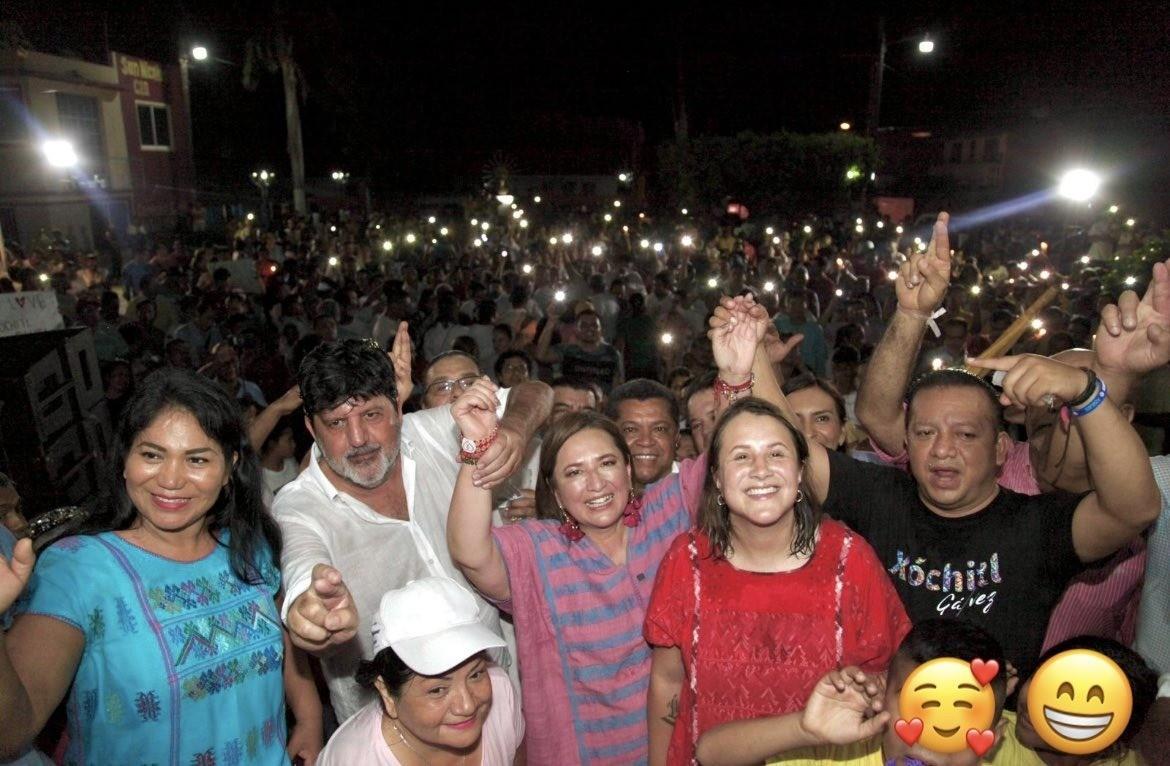 Con velas blancas en las manos y al grito de “¡Presidenta!”, Gálvez Ruiz realizó una caminata con simpatizantes por las calles del municipio guerrerense. Foto: Redes Sociales.