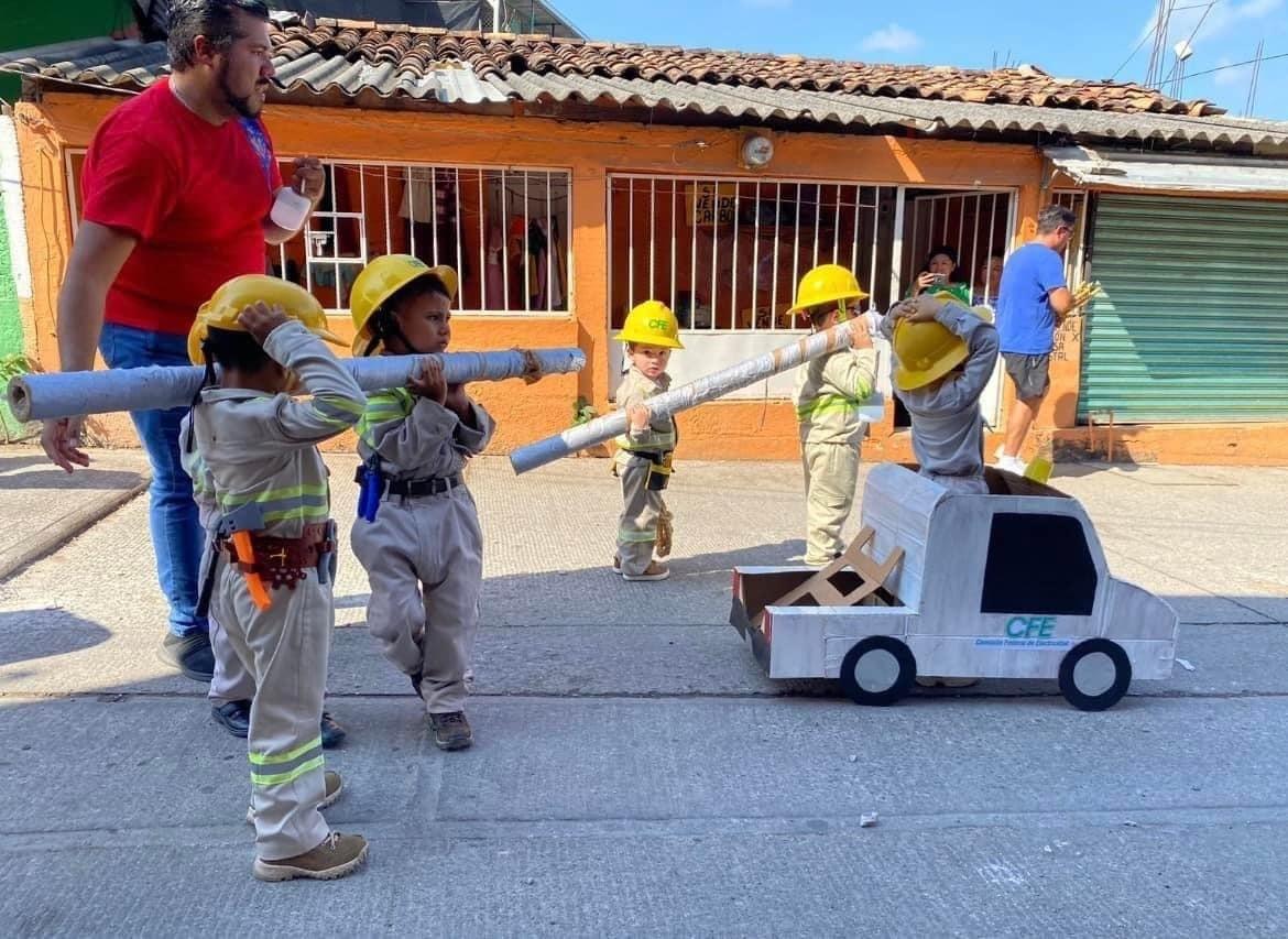 os pequeños portaban uniformes color caqui, cascos amarillos y cuerdas, e incluso llevaron postes y cableado para simbolizar su labor en la restitución del servicio eléctrico en las comunidades afectadas por el huracán Otis. Foto: Twitter