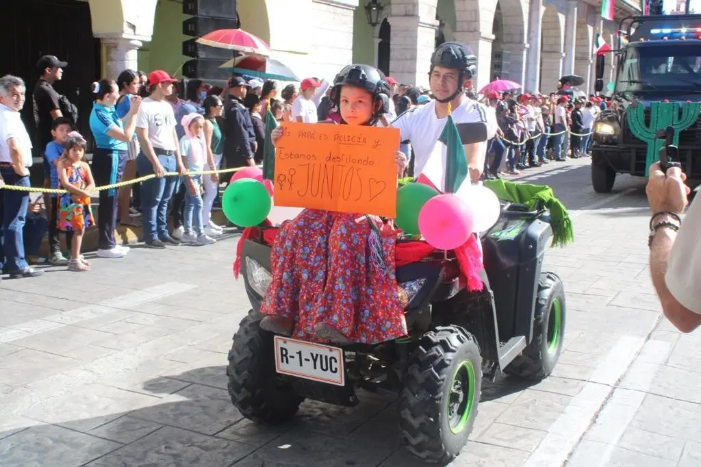 Disfrutan familias  yucatecas del desfile por el 20 de noviembre