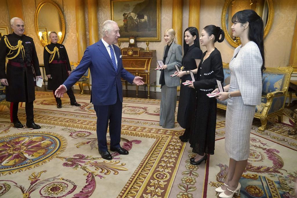 El rey Carlos III de Gran Bretaña presenta a las integrantes de la banda de K-Pop Blackpink, Rose, Jisoo Kim, Jennie Kim y Lisa, la Orden del Imperio Británico, en el Palacio de Buckingham, en Londres, el 22 de noviembre de 2023. (Victoria Jones/Pool Photo