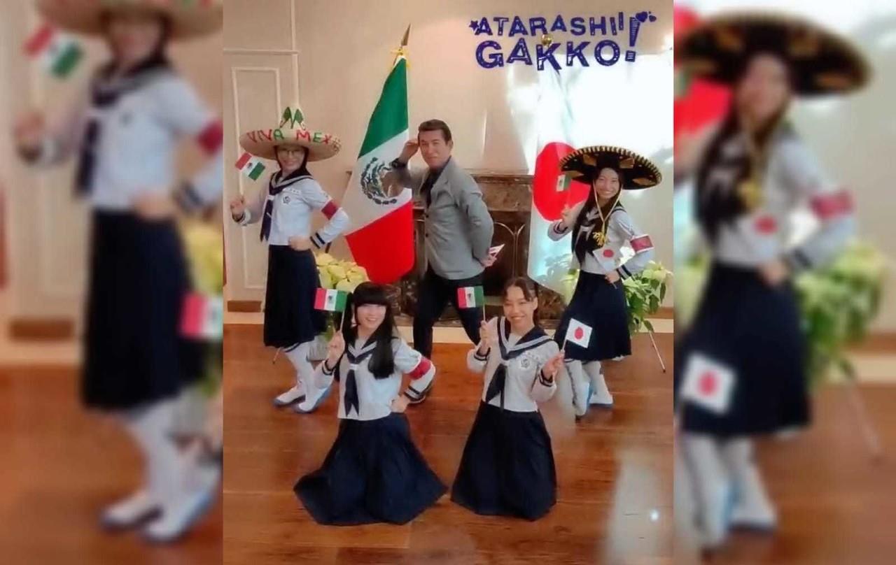 La visita de Atarashii Gakko y la participación del embajador Fukushima en el video demuestran la importancia de la cultura y el intercambio entre Japón y México. Foto: Twitter.