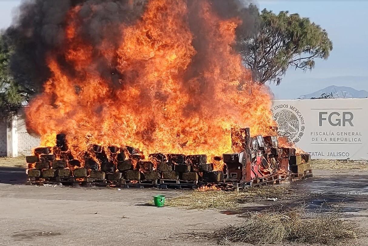 Se incineraron una tonelada 823 kilos cuatro gramos de diversas drogas, entre las que se encuentran marihuana, cocaína, metanfetamina, heroína, clorhidrato de metanfetamina, clorhidrato de cocaína, entre otras. Foto: Twitter @FGRMexico