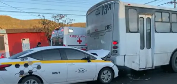 Choque taxista contra camión. Foto: Cortesía