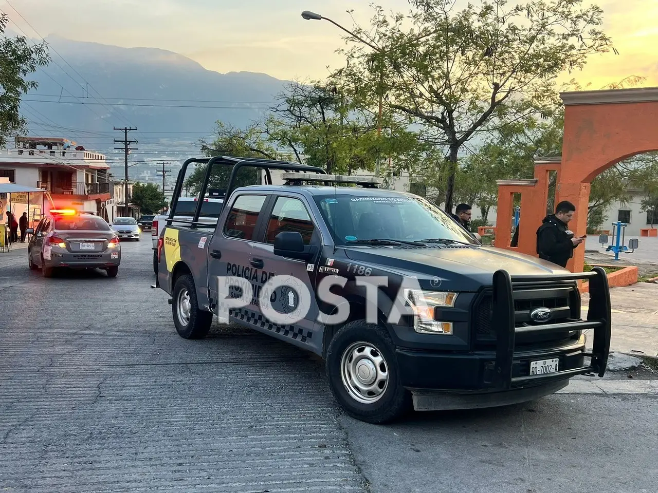 La calle Topiltzin y Cuatlicue, ubicada en la colonia Rincón de las Mitras, se convirtió en el epicentro de la atención de las autoridades y de los vecinos. Foto: Raymundo Elizalde