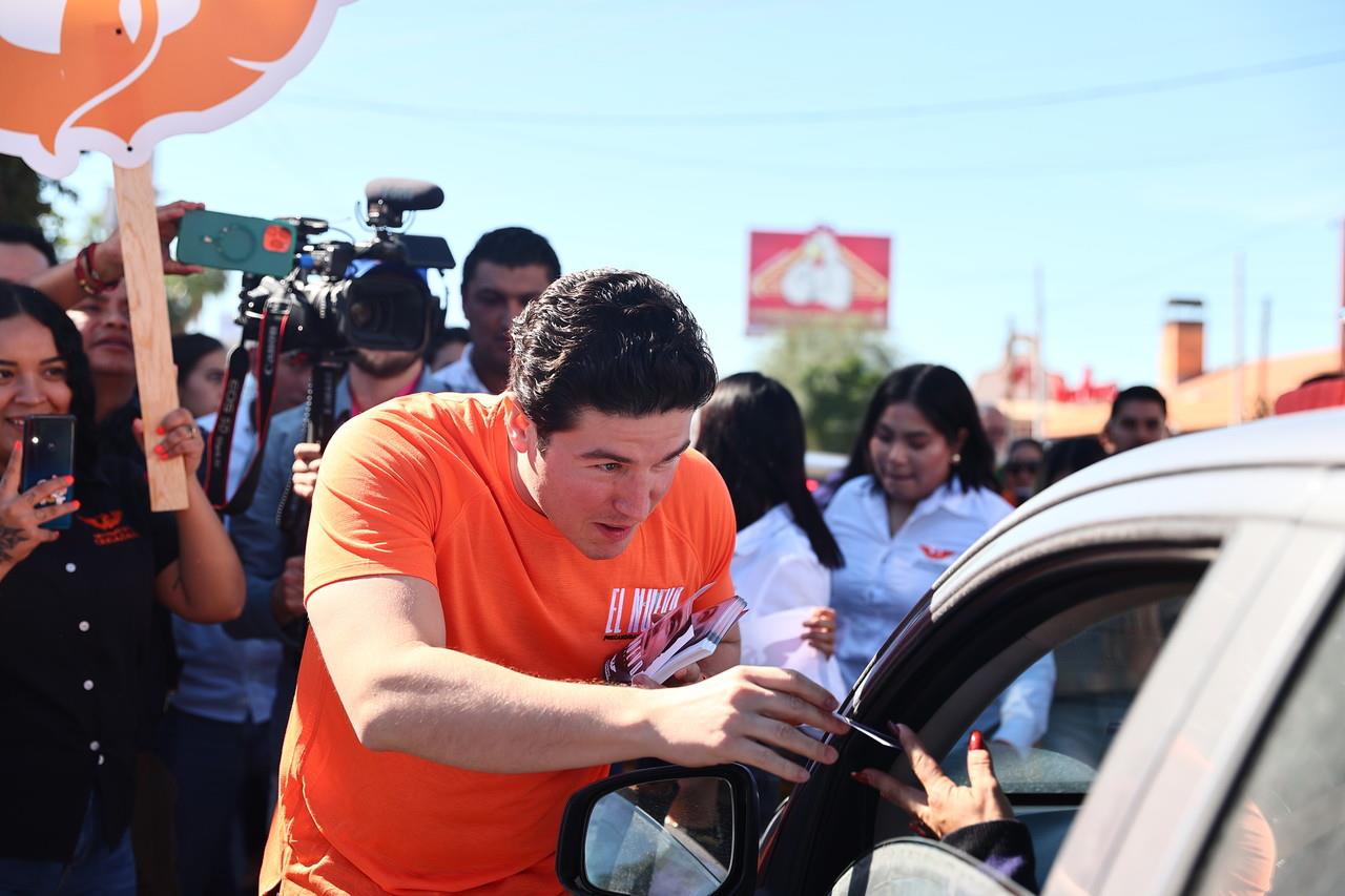 García realizó la pega de calcas en el crucero de Independencia y Abastos. (Fotografías: Movimiento Ciudadano)