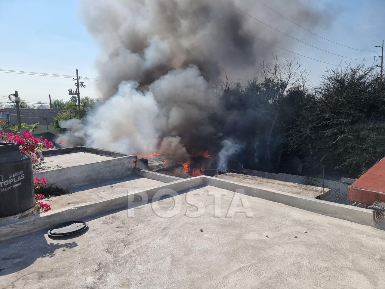 En unos cuantos minutos el fuego consumió la vivienda y antes de que se pudiera extender a otras casas fue sofocado por elementos de Bomberos de Nuevo León y personal de Protección Civil del Estado y Monterrey. Foto: Especial/ POSTAMX