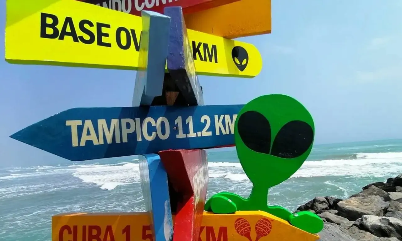 Tótem turístico ubicado en playa Miramar, en Madero. (Foto: Internet)